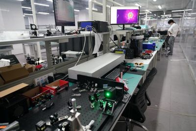 重慶智能科技新突破 兩江新區首款超快激光產品實現小批量試產
